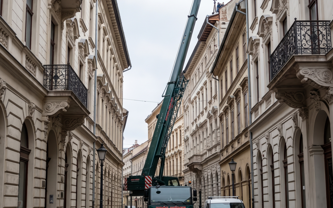 Belvárosi daruzás: Emelés a legszűkebb utcákban