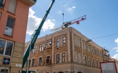 Belvárosi toronydaru telepítés autódaruval | Koós-Wéber