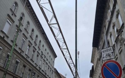 Hosszú acélszerkezet daruzása szűk utcákban | Koós-Wéber
